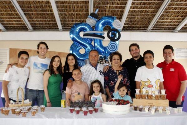 Los abuelitos Emilio Ahumada Ángulo y Martha Emma Acuña de Ahumada, con sus nietos Rubén Emilio Ahumada, Santiago Pérez Ahumada, Arantxa Ahumada, Ana Paula Pérez Ahumada, María Laura Contreras, Nina Fernanda Ahumada, Darío Mateo Ahumada, José Manuel Pérez Ahumada, Heber Ahumada y Jesús Emilio Ahumada.