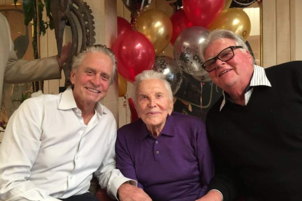 Kirk Douglas con sus hijos Michael y Joel.