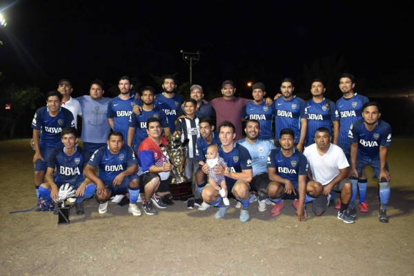 Sindicato de Jumapam presume su trofeo de campeón.