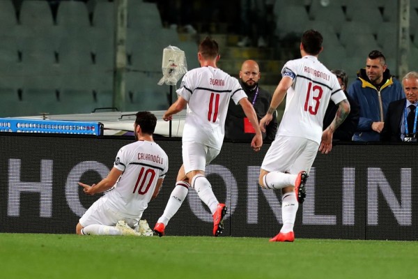 Hakan Calhanoglu celebra su gol.