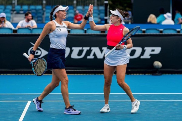 Giuliana Olmos y Sharon Fichman mostraron pundonor y calidad, pero al final quedaron eliminadas del Abierto de Australia.