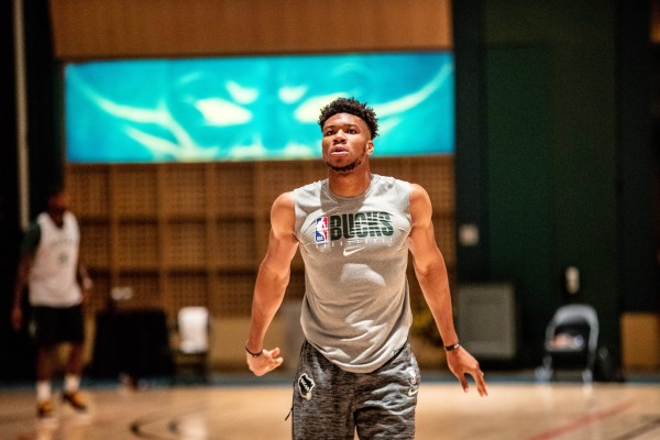 Giannis Antetokounmpo repite la mención de la temporada 2018-2019. Fotos: Twitter @Giannis_An34