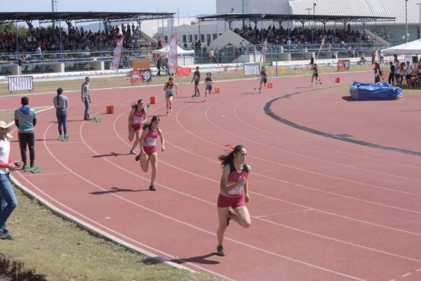 A lo largo del día se desarrolló la jornada de atletismo.