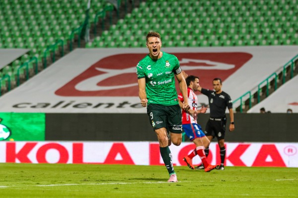 Julio Furch celebra su gol para el Santos Laguna.