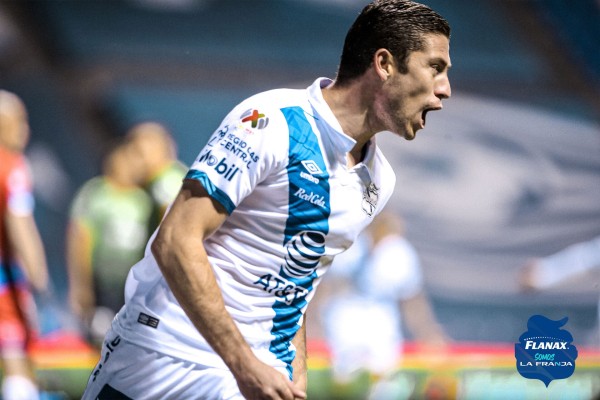 Santiago Ormeño metió tres goles para el Puebla.