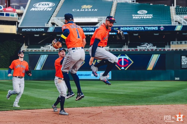 Los Astros le cayeron a Sergio Romo y superaron a los Mellizos en la novena entrada. (Twitter @astros / @ESPNStatsInfo)