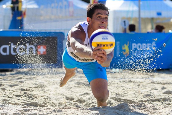 Lombardo Ontiveros se lanza por la pelota.