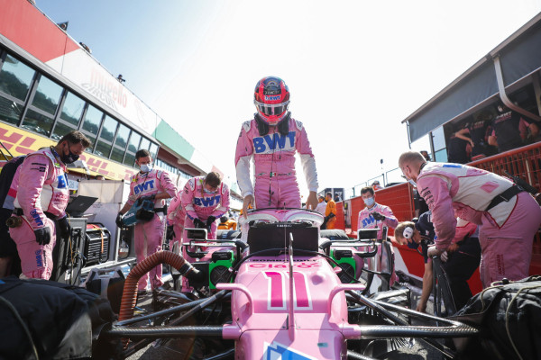 Sergio “Checo” Pérez fue reconocido como el Piloto del Día en el Gran Premio de Portugal. (Twitter @SChecoPerez)