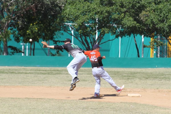 Alfredo Carrillo es safe en revire a segunda.