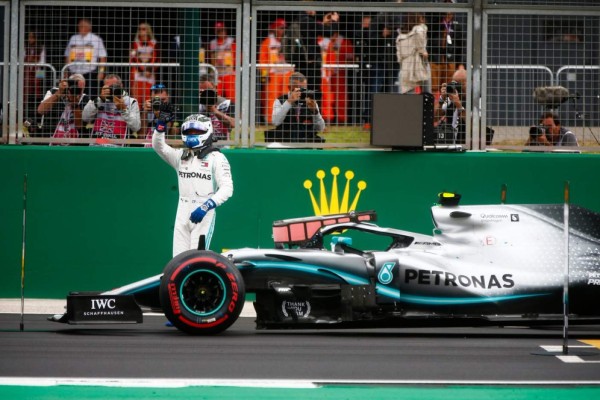 Bottas festeja obtener la pole. (Foto: @MercedesAMGF1)