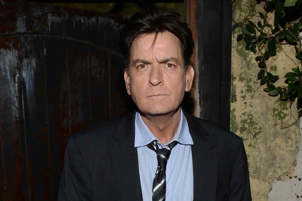 Debe Charlie Sheen miles de dólares en manutención
