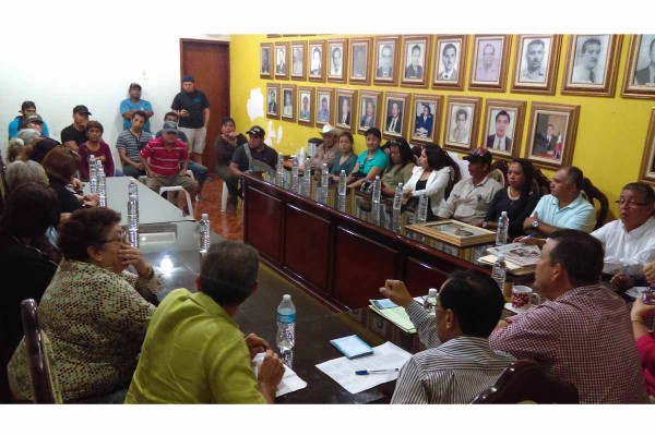 En sala de Cabildo se reunieron los ex trabajadores de Comuna con el Alcalde para llegar a un acuerdo.