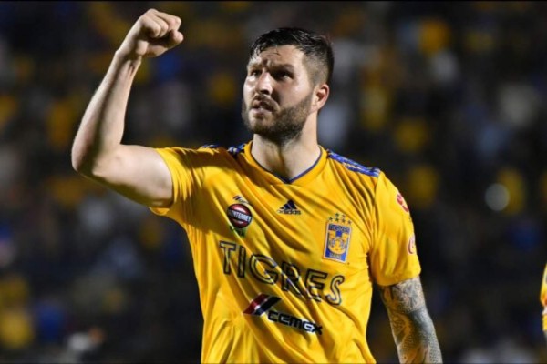 Gignac celebra su gol.