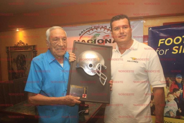Sergio Ávila Osorio (izq.) es el nuevo inquilino del recinto de los inmortales.