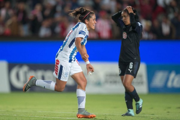 Blanca Félix y Chivas, contra las cuerdas