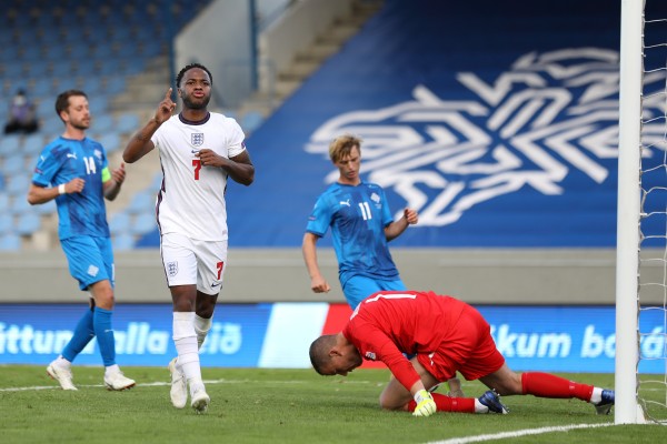 Raheem Sterling celebra el gol inglés. Foto: Twitter @EURO2020