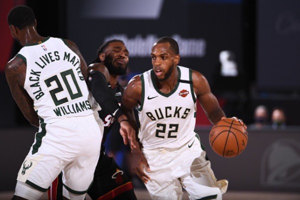 Khris Middleton saca la casta por Milwaukee Bucks. Foto: Twitter @NBA