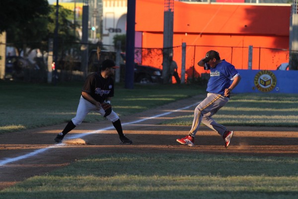 Valioso triunfo se adjudican los músicos en la Liga de Beisbol Mercados 2020