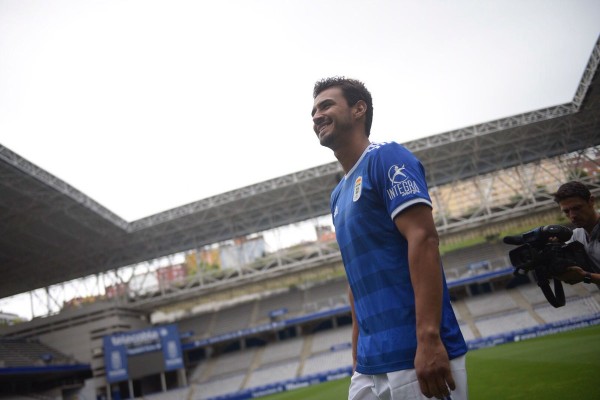 Oswaldo Alanís recibió una calurosa bienvenida de la afición del Real Oviedo.