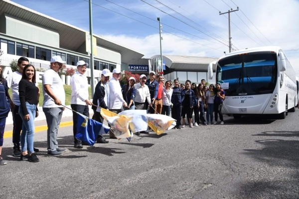 Las autoridades de la UAS dan el banderazo de salida a los camiones que transportan a los atletas a su destino.