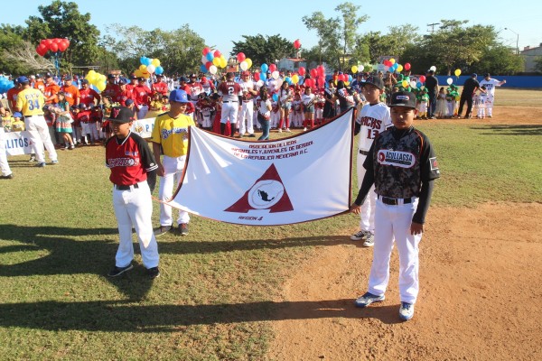 Los diferentes equipos participantes lucen en el diamante.