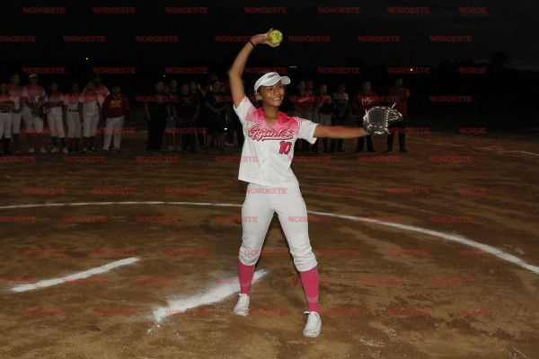 Ana Karen Lizárraga lanza la primera bola.