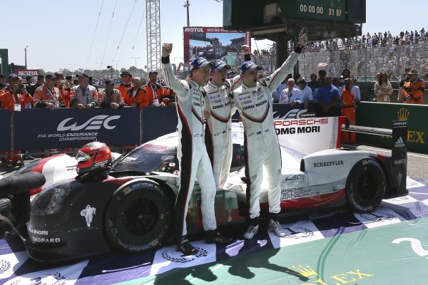 Los pilotos de Porsche celebran su triunfo.
