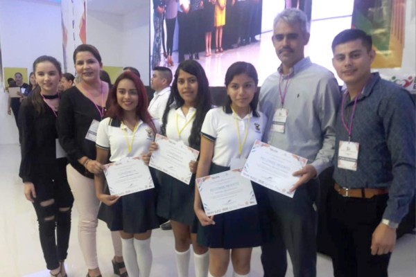 Estudiantes de Elota fueron reconocidos por su logros en los ámbitos académico, cultural, cívico y deportivo.