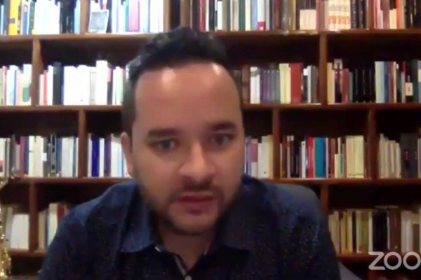 Un poema no es una confesión, asegura el poeta Christian Peña