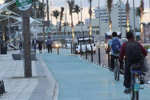 Una bicicleta debe andar a unos 20 kilómetros por hora, pero otro tipo de aparatos no deben de circular ni por la ciclovía ni por la banqueta del malecón.