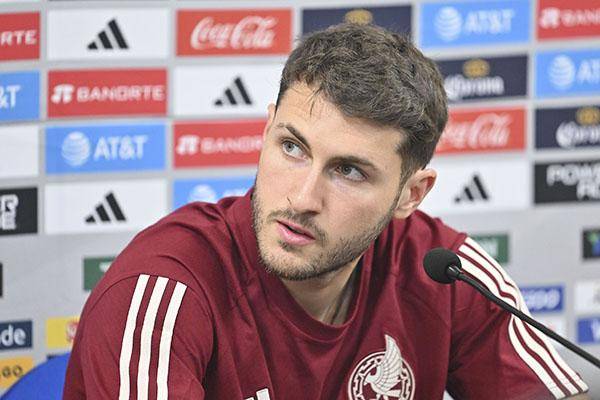 Santiago Giménez dice que le dolió no ser convocado a la Copa del Mundo 2022.