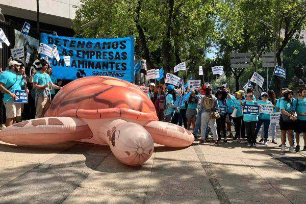 Ciudadanos exigen la regulación de plásticos de un sólo uso en México.