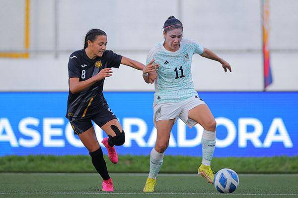 Daphne Méndez y Jacqueline Ovalle disputan el balón.