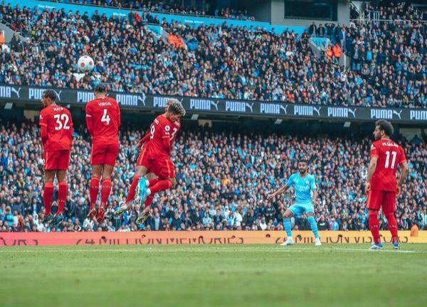 Manchester City y Liverpool empatan a dos goles.