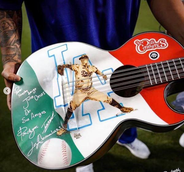 $!Los Dos Carnales actúan en el Dodger Stadium para desearle suerte al lanzador culiacanense Julio Urías