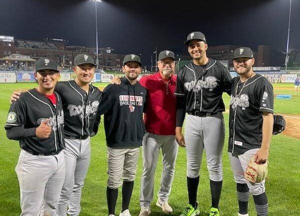 El culiacanense Hansel López junto a los lanzadores que lograron el sin hit ni carrera