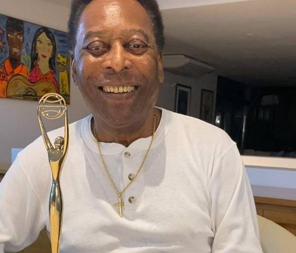 Pelé se recupera satisfactoriamente en Brasil tras operación
