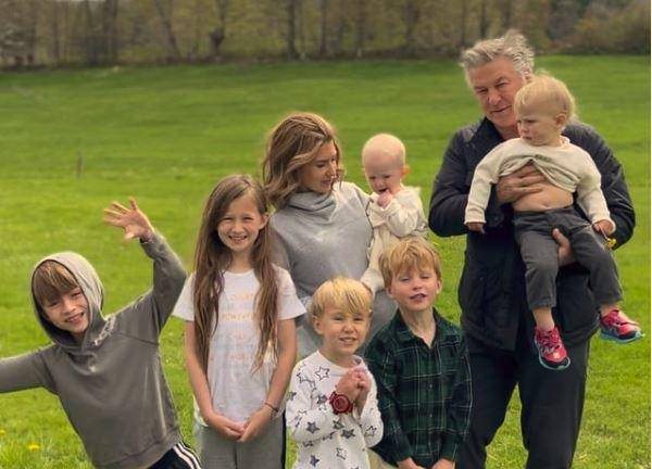 El actor está casado con Hilaria, y juntos tenían ya seis hijos.