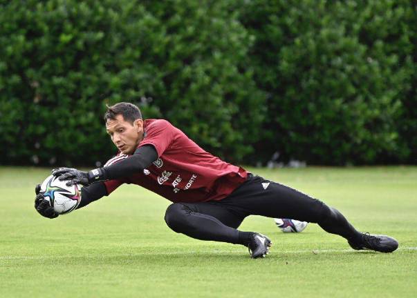 El portero mazatleco Rodolfo Cota forma parte de la selección nacional.
