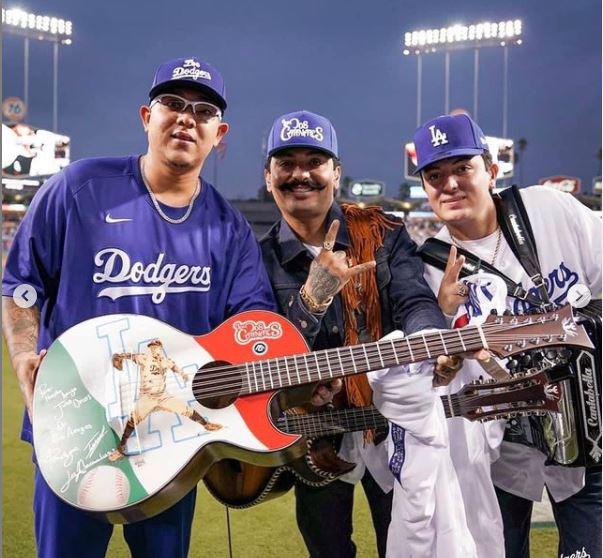 $!Los Dos Carnales actúan en el Dodger Stadium para desearle suerte al lanzador culiacanense Julio Urías