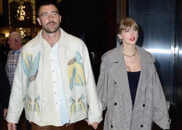 Travis Kelce y Taylor Swift se dejan ver de la mano sin huir de los paparazzis.