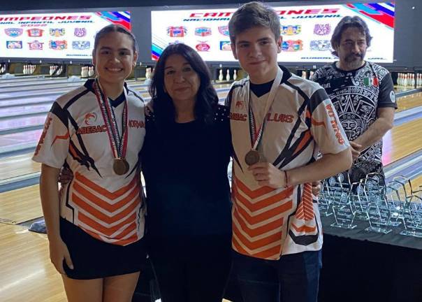 Norma Romero (izquierda) se apoderó del triunfo final en el Campeón de Campeones en el Nacional de boliche.