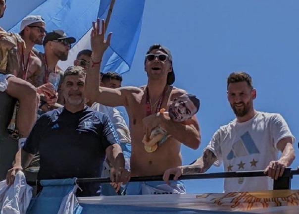 El guardameta Emiliano “Dibu” Martínez cargó un muñeco con el rostro de Kylian Mbappé en su celebración.