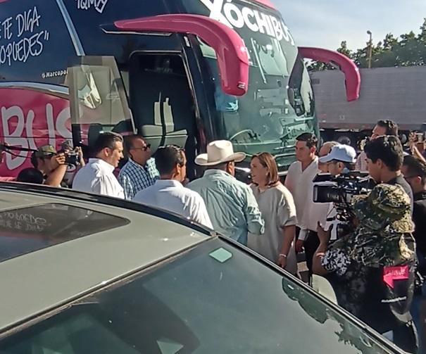 Se detiene Xóchitl Gálvez en manifestación de productores en Culiacán