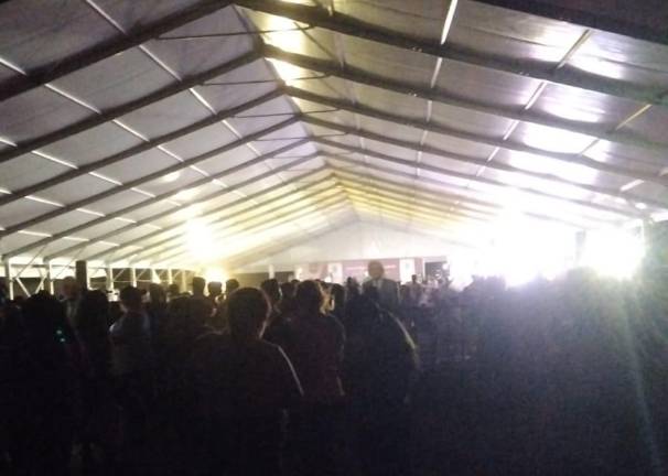 Ante el retraso de la llegada de López Obrador, Claudia Sheinbaum y Rocha Moya, varias personas ya se retiran del zona donde inaugurarán el distrito de riego de la presa Santa María, en Rosario.