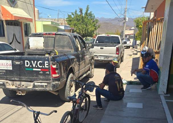 Vecinos de la colonia Insurgentes pasaron una década sin agua debido a un error en la pavimentación de su calle, donde nunca fueron conectados a la red.