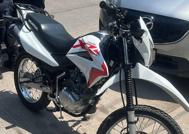 El motociclista se bajó de su unidad para huir a pie por la colonia Rafael Buelna, pero los policías estatales le dieron alcance.