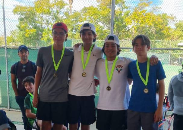 Los jóvenes tenistas mazatlecos lucen sus medallas.