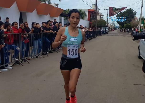 Norma Labrador llega triunfal a la meta.