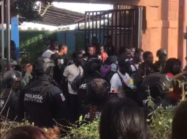 Migrantes africanos iban llegando a El Diez cuando cayó la Policía Estatal; algunos lograron escapar